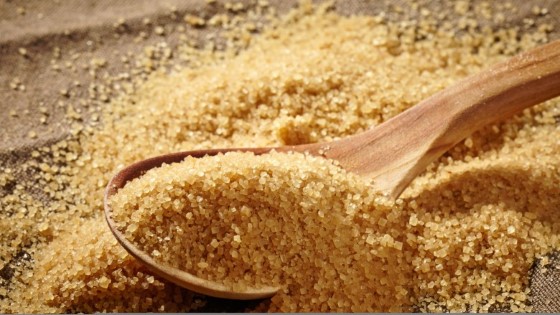 Hnědý cukr je oproti například mořské soli mnohem jemnější, a je tak vhodný i pro citlivější typy pokožky